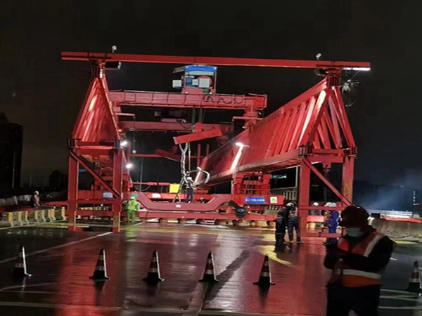 架桥机跨铁路线