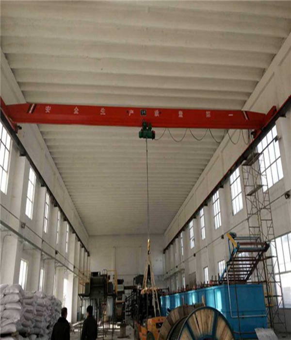 湖南怀化桥式起重机厂家 吊钩桥式起重机安全操作规程：钢铁巨臂的安全驾驭指南